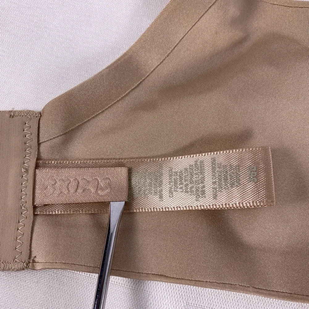 Skims T-Shirt lightly lined wired bra. Size 36D beige - Picture 3 of 5